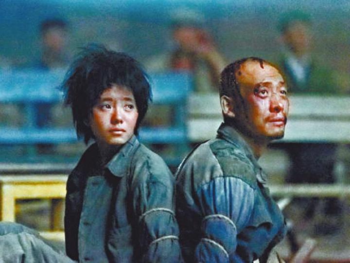 張藝謀執導的新片《一秒鐘》，因技術原因宣佈退出柏林影展。劇照張藝謀