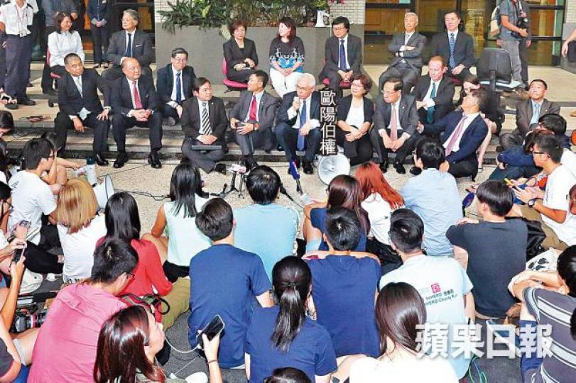歐陽伯權2015年曾帶領嶺大校董會與學生席地而坐對話個多小時。 歐陽伯權2015年曾帶領嶺大校董會與學生席地而坐對話個多小時。