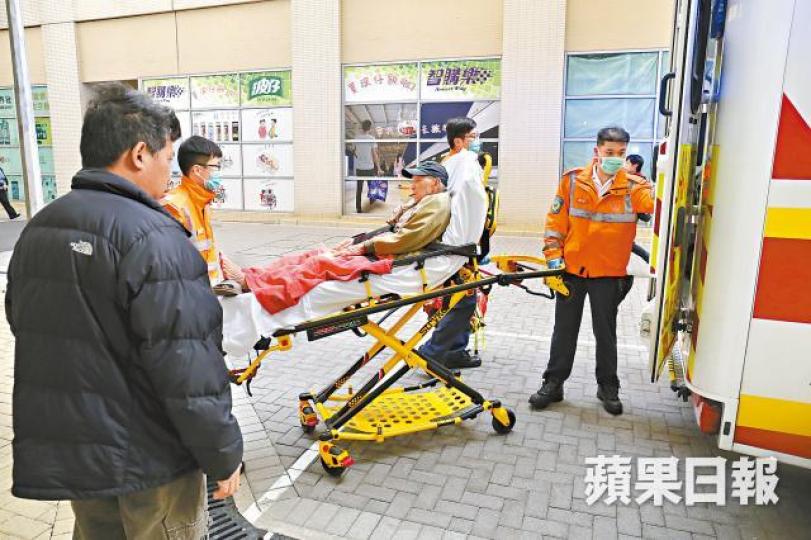 老翁獲救後由救護車送院治理。 老翁獲救後由救護車送院治理。