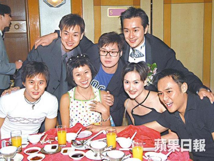 蓋世寶（前排左二）否認當年用刀仔拮舊愛鄧健泓（前排左一）。資料圖片