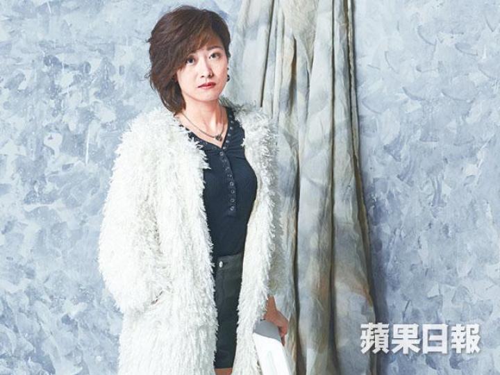 蓋世寶在無綫23年，每年減薪，令她心灰意冷決定本月底約滿後離巢。蓋世寶最近學跳sexy chair，希望有機會發圍。蓋世寶否認得罪過譚玉瑛，指對方樂意教人，信得過。資料圖片