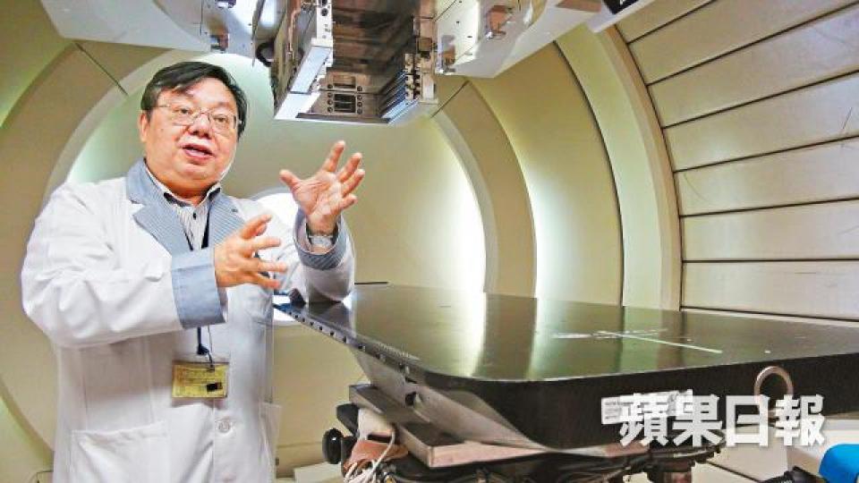 葉健一指質子治療如深水炸彈，射線到達預定腫瘤深度才瞬間爆發，殺死附近的癌細胞。麥超億攝
