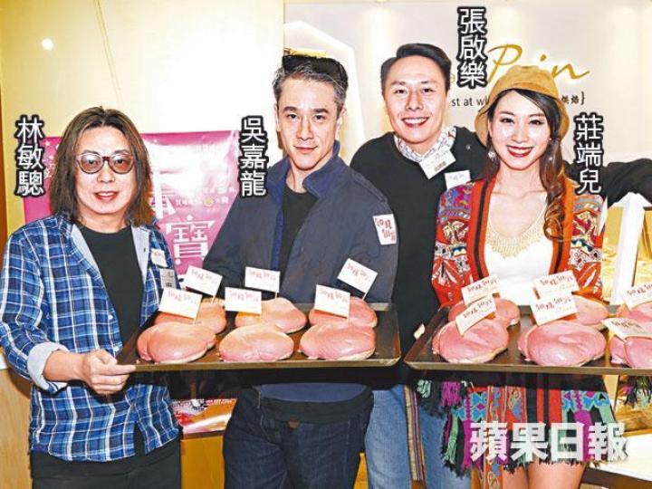 林敏驄昨日拉隊派大包慶祝新片收得。
