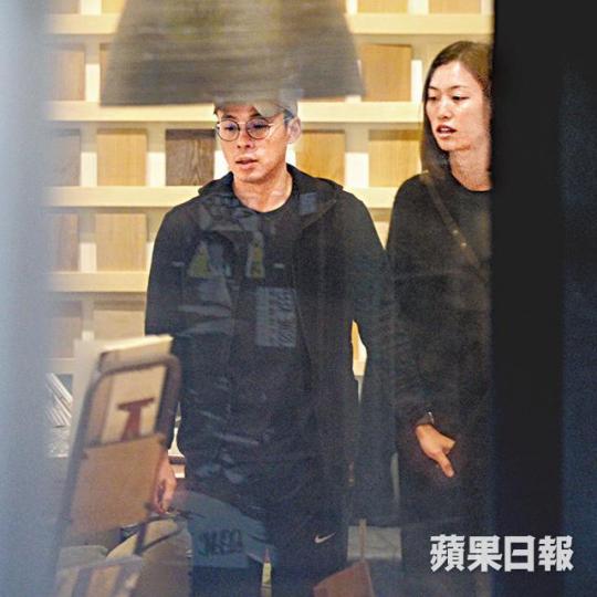 啟人與女友買傢俬十足連體嬰，全程有商有量，似是為愛巢添置家具。除了買傢俬，啟人與女友也買香薰增添生活情趣。身為富三代的啟人，還與女友到平民傢俬店睇傢俬。霍震霆與朱玲玲在04年離婚，二人育有啟剛、啟山及啟人三子。《壹週刊》圖片