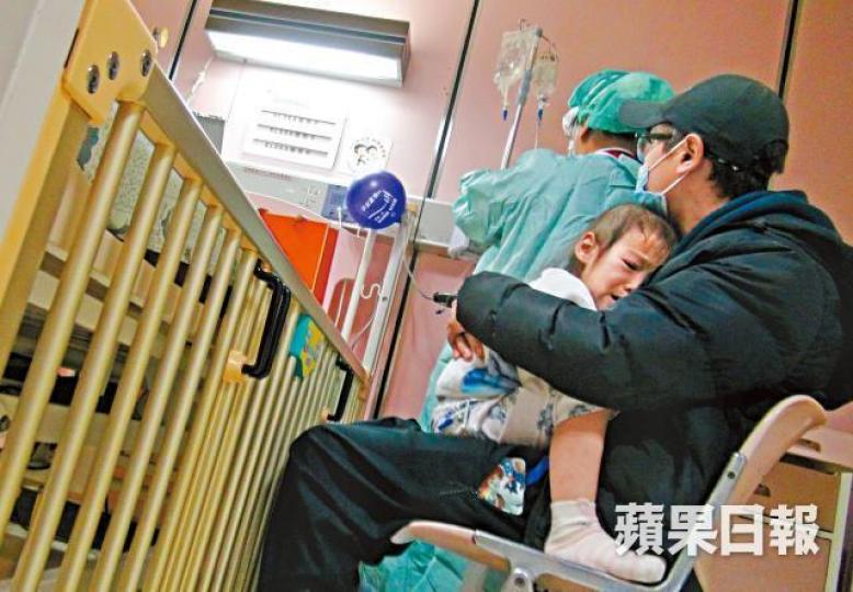 龍爸爸對於童童需接受多次治療心如刀割，希望小情人可以盡快康復。麥超億攝哥哥早前由爺爺帶到台灣探望童童。受訪者提供圖片童童上月生日，父母帶她出外行夜市及撈金魚。童童發病前精靈可愛，最喜歡在家玩煮飯仔。受訪者提供圖片