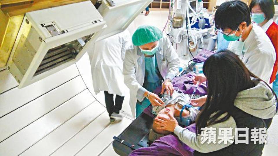 每次接受質子治療前，醫護人員均會一再為童童檢查。