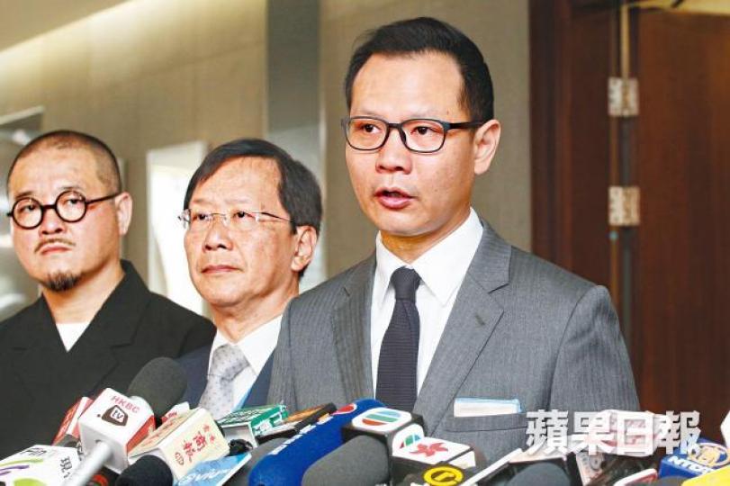 公民黨法律界議員郭榮鏗（右）昨批評港府無視社會憂慮修例，恐衝擊一國兩制。李潤芳攝李家超昨稱保安局建議修改移交逃犯條例是要堵塞法律漏洞。資料圖片