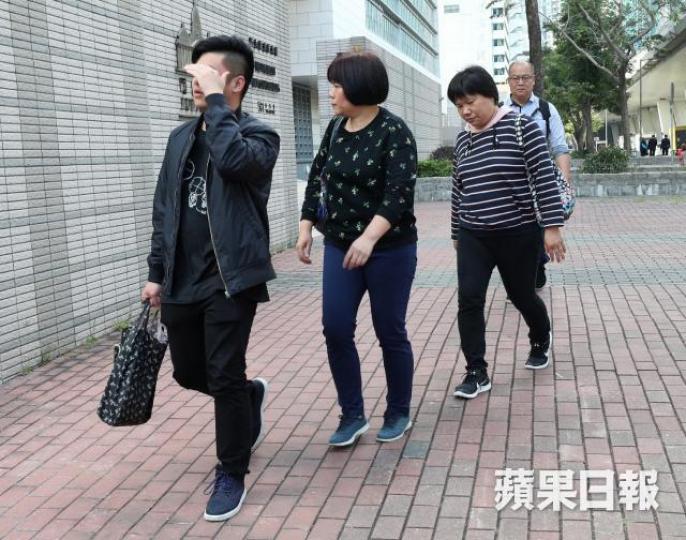 男死者黃志強胞弟黃志成(左一)及其母李雪坤(左二)續出庭應訊。 男死者黃志強胞弟黃志成(左一)及其母李雪坤(左二)續出庭應訊。