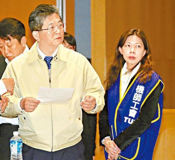 勞動部政務次長劉士豪(左)與工會協商。台灣《蘋果日報》 勞動部政務次長劉士豪(左)與工會協商。台灣《蘋果日報》