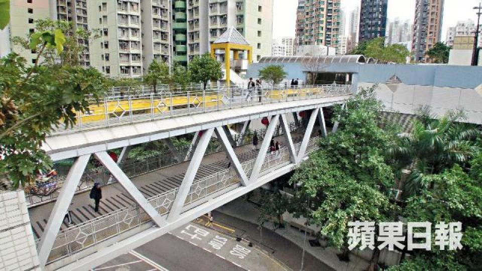 發生恐怖勒頸案的行人天橋。翁鈺輝攝警員到場撿走麻繩調查。李家傑攝 發生恐怖勒頸案的行人天橋。翁鈺輝攝警員到場撿走麻繩調查。李家傑攝