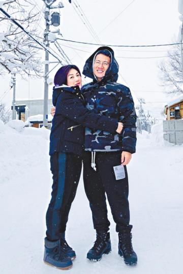 楊千嬅日前和老公丁子高到北海道滑雪。互聯網圖片