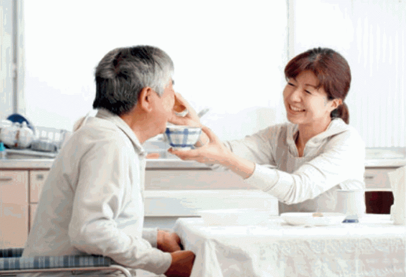 市面提供的上門護理服務包括餵食。《選擇》圖片 市面提供的上門護理服務包括餵食。《選擇》圖片