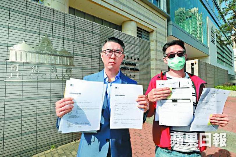 區議員楊振宇(左)指,香港寬頻令王先生電話號碼無故被鈎走而蒙受損失。黃耀興攝 區議員楊振宇(左)指,香港寬頻令王先生電話號碼無故被鈎走而蒙受損失。黃耀興攝