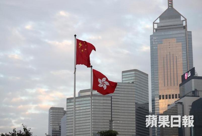 「紅旗」壓下，香港人強烈感覺到「一國兩制」不斷走樣變形。　資料圖片