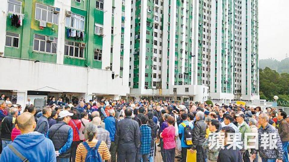 反圍標大聯盟發言人趙恩來居於荃威花園,屋苑業主曾經歷一場長達三年的反圍標抗爭。趙恩來麗晶花園的居民權益關注組上月出席大會,成功推翻大堂維修建議。Ann日出康城領都居民召開特別大會,一度遭港鐵阻撓。陳展浚 反圍標大聯盟發言人趙恩來居於荃威花園,屋苑業主曾經歷一場長達三年的反圍標抗爭。趙恩來麗晶花園的居民權益關注組上月出席大會,成功推翻大堂維修建議。Ann日出康城領都居民召開特別大會,一度遭港鐵阻撓。陳展浚