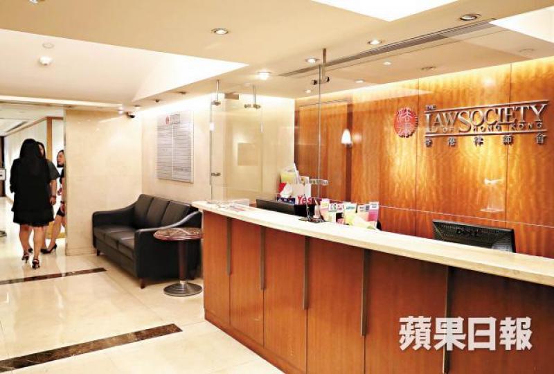 香港律師會發聲明指律政司應及早在《檢控守則》引入外判準則。律政司司長鄭若驊 香港律師會發聲明指律政司應及早在《檢控守則》引入外判準則。律政司司長鄭若驊