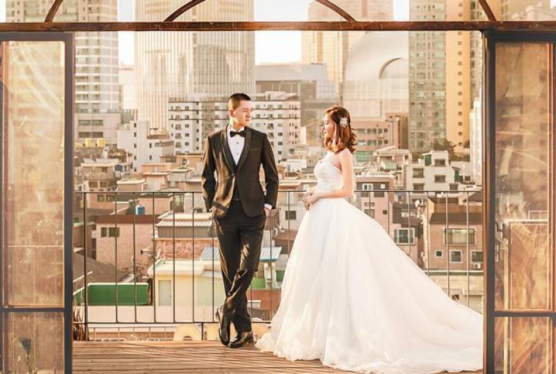 【2/2結婚】Rain月初閃嫁拍拖半年的內地鋼鐵商人Eric，在農曆新年前升呢做黃太。【11/11求婚】去年生日Rain在社交網貼出慶生的照片，Eric親自佈置場地及求婚。互聯網圖片昨日是Rain婚後第一個情人節，老公Eric送上大束鮮花慶祝。Rain昨日與老公甜蜜遊澳門，慶祝弟弟生日。讀者提供圖片Rain表示將會在香港及內地補辦婚宴。