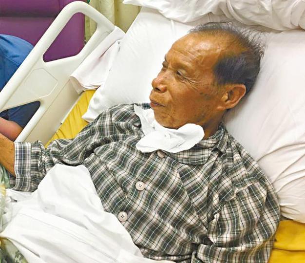 黃伯在病房接受紓緩治療的最後歲月仍表現開朗及堅強。家屬提供圖片死者兒子黃先生指父親一直於公立診所覆診,有醫護跟進,難以理解為何無人發現肝癌病徵。陳善南攝 黃伯在病房接受紓緩治療的最後歲月仍表現開朗及堅強。家屬提供圖片死者兒子黃先生指父親一直於公立診所覆診,有醫護跟進,難以理解為何無人發現肝癌病徵。陳善南攝