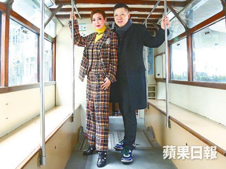 陳欽杰在四十多年前，在電車站對太太徐巧嬌一見傾心，三年後成功抱得美人歸。陳生陳太不時到外國旅遊，為生活增情趣。不管子女想做甚麼，陳欽杰夫婦都希望成為他們最好後盾。陳欽杰二仔（左）陳柏熹近年成為公司副總裁，是香港時裝界的生力軍。資料圖片
