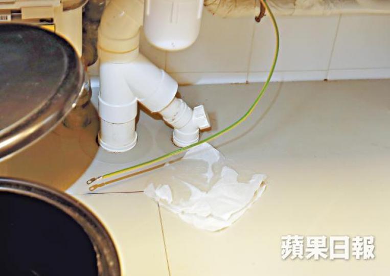 啟德嘉匯3房戶的廚房出現漏水,業主感無奈。細房地板鬆,驗樓師建議加釘鞏固,但不宜鏟起重鋪。單位客廳與露台之間的窗戶附近,出現兩塊空心磚。詹Sir愛徒「康仔」驗樓時,發現有兩部冷氣機失靈。 啟德嘉匯3房戶的廚房出現漏水,業主感無奈。細房地板鬆,驗樓師建議加釘鞏固,但不宜鏟起重鋪。單位客廳與露台之間的窗戶附近,出現兩塊空心磚。詹Sir愛徒「康仔」驗樓時,發現有兩部冷氣機失靈。