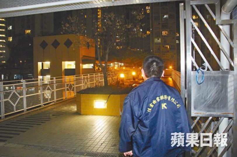 東熹苑行人天橋加強保安巡查。 東熹苑行人天橋加強保安巡查。