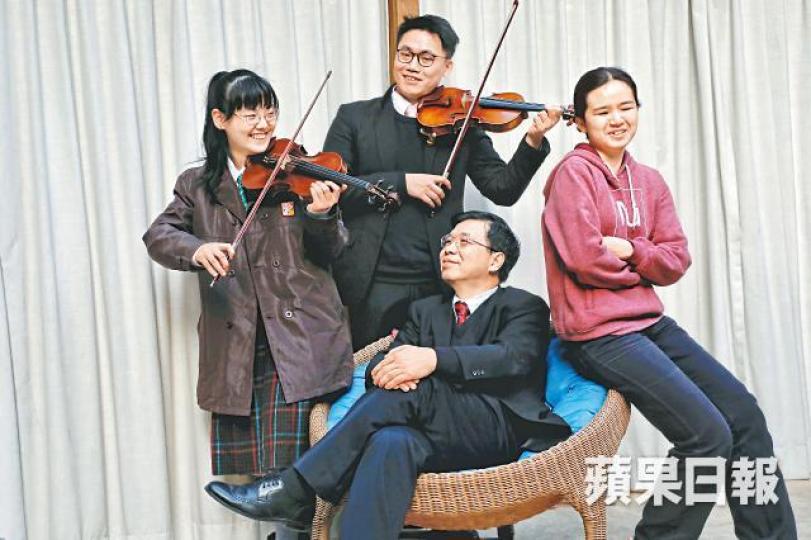 劉欣樺(左)自小患自閉症和專注力不足,學習小提琴令她重新找到自己,向音樂之路進發;下為青年愛樂樂團創辦人林啟暉。 劉欣樺(左)自小患自閉症和專注力不足,學習小提琴令她重新找到自己,向音樂之路進發;下為青年愛樂樂團創辦人林啟暉。