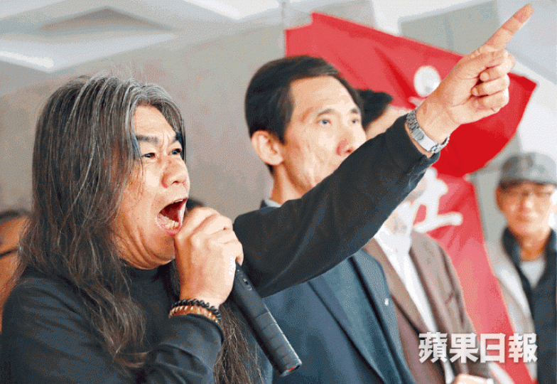 梁國雄在宣判前叫口號,籲官判案要勇敢。何家達攝 梁國雄在宣判前叫口號,籲官判案要勇敢。何家達攝