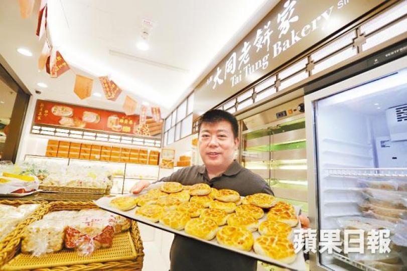 謝興之作為大同老餅家第三代傳人，秉承父親對做餅的嚴格要求，做出來的老婆餅個個外形一樣。今年新上市的蛋卷及傳統糕點均是新年搶手貨。作為76年老字號，店內的應節唐餅應有盡有。