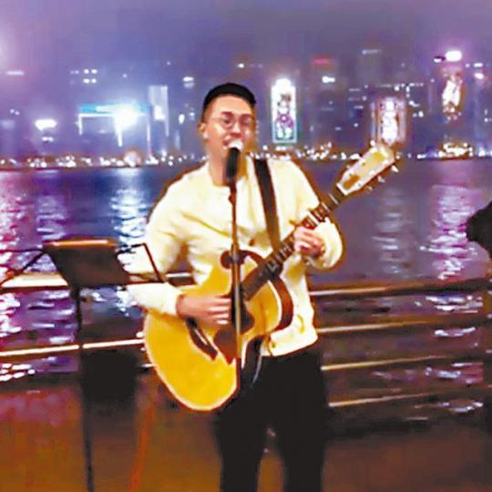 張繼聰前晚在尖沙嘴海旁，情深地自彈自唱一曲。互聯網圖片謝安琪聽見老公唱情歌，甜到入心。互聯網圖片