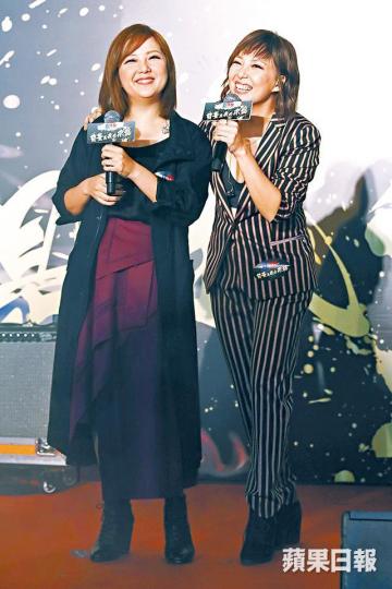 衛蘭（左）希望將來可以與妹妹衛詩，在香港一齊開騷。衛詩唱歌時，落台與壹傳媒員工開心合照。