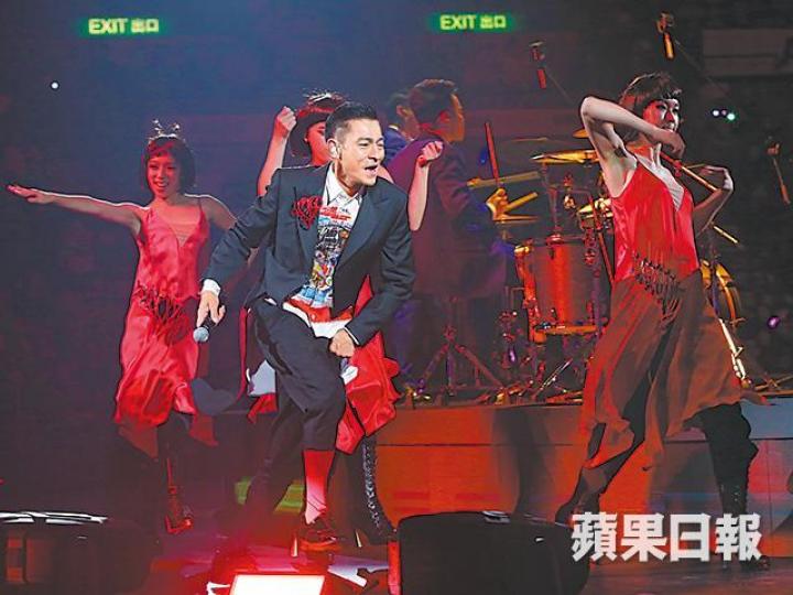 去年華仔原定在紅館舉行一連二十場演唱會，可惜因為患上流感，而被迫取消最後七場演出。資料圖片華仔昨日在網上貼文，表示會申請明年2月的紅館檔期進行補場。互聯網圖片華仔去年唱至第十四場騷因為喉嚨痛，落淚向觀眾致欺，表示要取消演出。資料圖片華仔愛女向蕙在演唱會首場與媽媽一同捧場，也是向蕙第一次出席公開場合。資料圖片Eason將在今年底開跨年騷，是他相隔六年再在紅館開個人演唱會。資料圖片