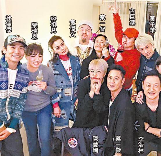 祖兒、子華、基仔及杜德偉等，前晚一同出席開年派對。互聯網圖片祖兒與蔡一智（左）及蔡一傑嘟嘴玩自拍。互聯網圖片