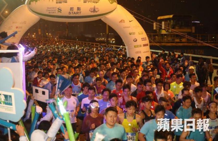 渣打馬拉松今晨開跑,多區道路將會封閉,市民應留意封路及交通措施。 渣打馬拉松今晨開跑,多區道路將會封閉,市民應留意封路及交通措施。