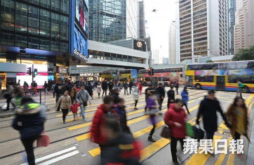 行走中環,可以透過觀察路上上班族的年歲,推算香港正面對的人口老化問題。 資料圖片 行走中環,可以透過觀察路上上班族的年歲,推算香港正面對的人口老化問題。 資料圖片