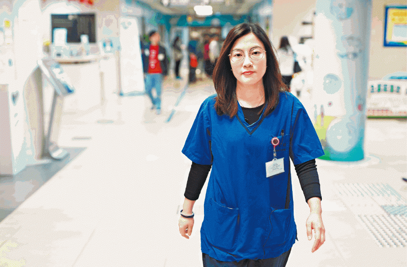 公立醫院婦產科醫生黃嘉恩是「前線醫生聯盟」主席,她認為留在公院雖然辛苦,但能為基層市民服務,別具意義。公立醫院服務需求向來緊張,病人床位緊絀,探病時間出現探訪人龍。面對龐大壓力,一眾醫生身心交瘁「爆了」,早前紛紛在申訴大會提出意見。黃嘉恩試過在內科On Call期間,15小時內收120個電話,忙到廢寢忘餐,連洗手間都沒時間去。 公立醫院婦產科醫生黃嘉恩是「前線醫生聯盟」主席,她認為留在公院雖然辛苦,但能為基層市民服務,別具意義。公立醫院服務需求向來緊張,病人床位緊絀,探病時間出現探訪人龍。面對龐大壓力,一眾醫生身心交瘁「爆了」,早前紛紛在申訴大會提出意見。黃嘉恩試過在內科On Call期間,15小時內收120個電話,忙到廢寢忘餐,連洗手間都沒時間去。