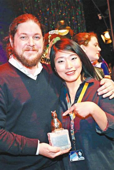 相梓在導演老公Jose Val Bal陪同下領獎。互聯網圖片《再見南屏晚鐘》講述同妻的故事，導演相梓直言不會為在內地發行而重剪。劇照