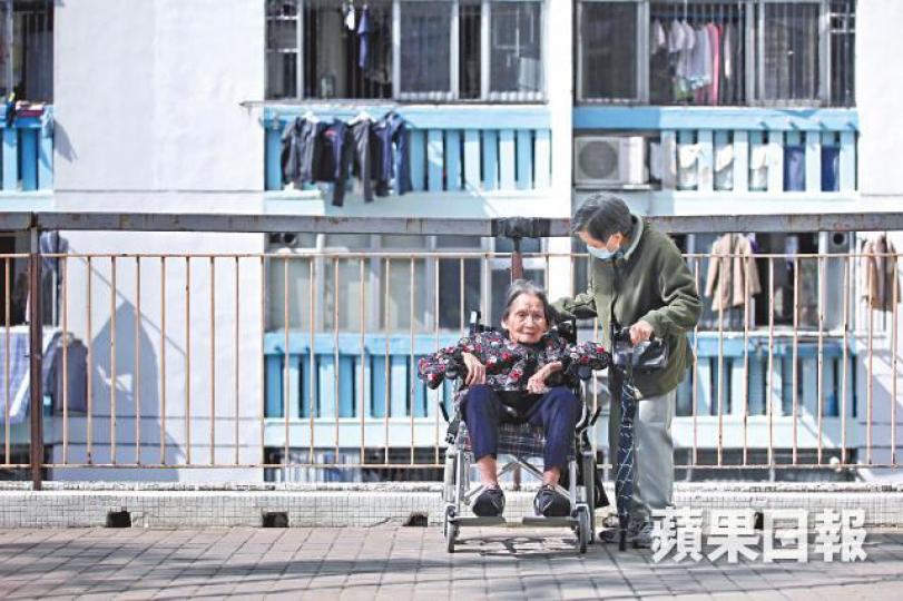 母女二人都年老體弱,89歲黃婆婆與69歲梁婆婆不是照顧與被照顧的單向關係,而是彼此的浮木。何頴賢攝梁婆婆也擔心自己的健康,但念茲在茲的,始終是母親。沒申請綜援,母女只靠每月共6,000多元長生津為生,坦言「掹掹緊」。 母女二人都年老體弱,89歲黃婆婆與69歲梁婆婆不是照顧與被照顧的單向關係,而是彼此的浮木。何頴賢攝梁婆婆也擔心自己的健康,但念茲在茲的,始終是母親。沒申請綜援,母女只靠每月共6,000多元長生津為生,坦言「掹掹緊」。