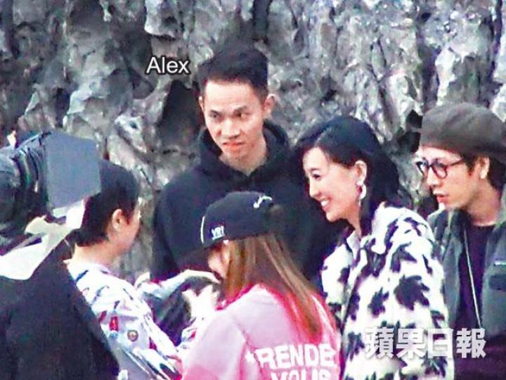 吳若希未埋位拍MV時，Alex在旁睇到實。DV圖片