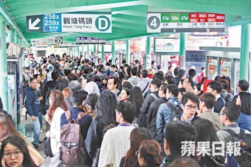 受九巴脫班影響,屯門公路轉車站昨早一度有逾千人排隊。周鴻熙攝 受九巴脫班影響,屯門公路轉車站昨早一度有逾千人排隊。周鴻熙攝