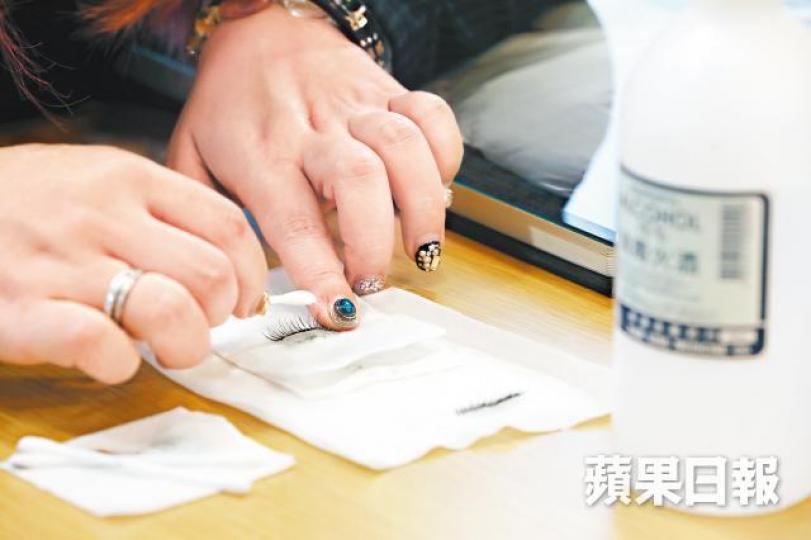 化妝師Cici指卸妝後應清潔假眼睫毛上殘留的膠水及睫毛膏。
化妝師Cici指卸妝後應清潔假眼睫毛上殘留的膠水及睫毛膏。