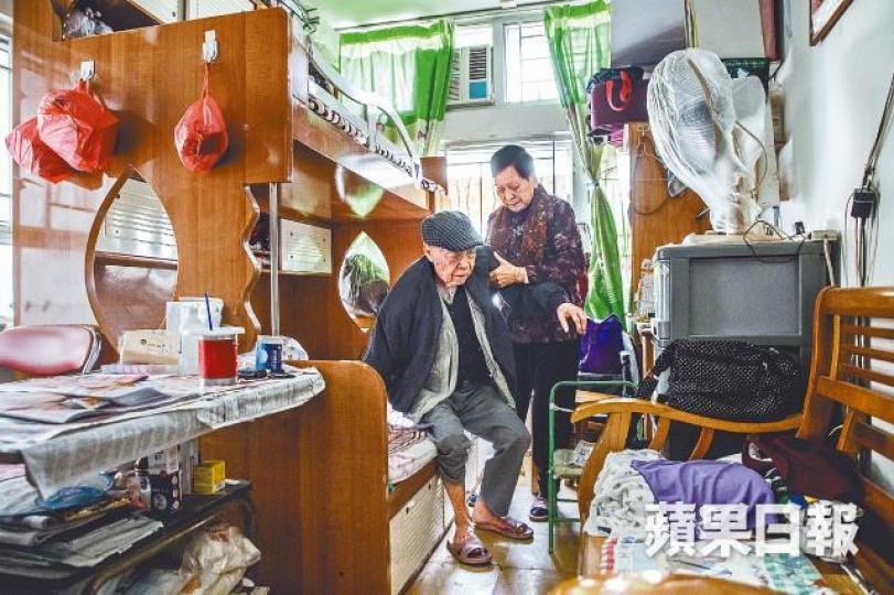 81歲郭婆婆與84歲丈夫相伴60載,十年前丈夫中風後,她照顧老伴更為勞累。許頌明攝為儲醫藥費,夫婦平日慳飲慳食,買餸錢每日約30元。新年前到後巷理髮店剪髮連剃鬚,40元有找。 81歲郭婆婆與84歲丈夫相伴60載,十年前丈夫中風後,她照顧老伴更為勞累。許頌明攝為儲醫藥費,夫婦平日慳飲慳食,買餸錢每日約30元。新年前到後巷理髮店剪髮連剃鬚,40元有找。