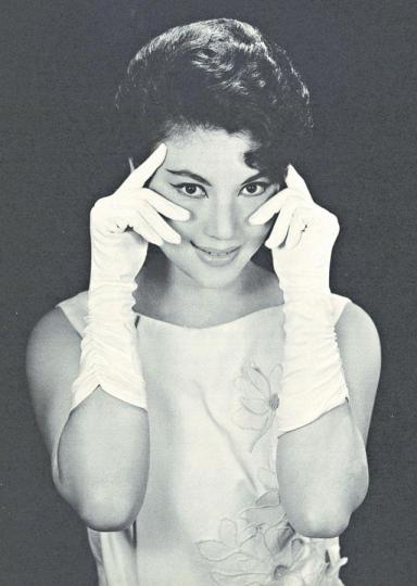 【1936-2019】邵氏女星張仲文早前在美國離世，享年82歲。在電影《三姊妹》中，張仲文主唱《叉燒包》成為華語歌的經典。劇照張仲文63年加入邵逸夫（右）的邵氏電影。張仲文在《潘金蓮》中與張沖有不少對手戲。劇照張仲文為河北人，身材高䠷，憑豪放的形象被冠以「噴火女郎」稱號。《壹週刊》圖片