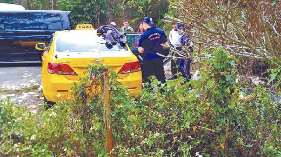 台男燒炭,一家四口死於的士內。台灣《蘋果日報》彭姓妻子雙手被綁。 台男燒炭,一家四口死於的士內。台灣《蘋果日報》彭姓妻子雙手被綁。