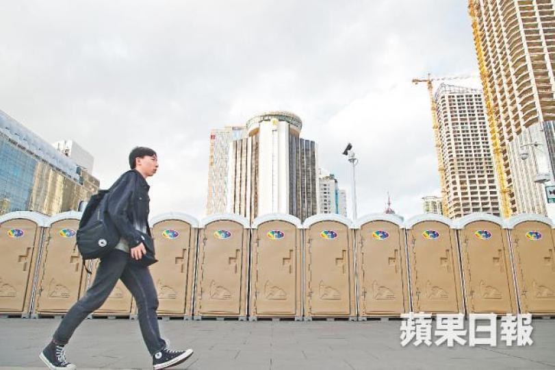 內地投放逾200億人民幣改革全國廁所;圖為羅湖口岸擺放了一排流動廁所。 《蘋果》記者攝安鴻市場公廁改造前廁格半開放,改造後每個廁格有安裝上獨立遮蔽門。 內地投放逾200億人民幣改革全國廁所;圖為羅湖口岸擺放了一排流動廁所。 《蘋果》記者攝安鴻市場公廁改造前廁格半開放,改造後每個廁格有安裝上獨立遮蔽門。