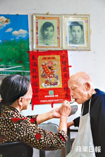 關伯近月健康惡化,妻子鳳婆婆需餵他進食。徐雲庭攝關伯與鳳婆婆廝守67年,仍不時手拖手。 關伯近月健康惡化,妻子鳳婆婆需餵他進食。徐雲庭攝關伯與鳳婆婆廝守67年,仍不時手拖手。