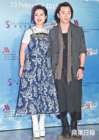 楊千嬅和鄭伊健即將各自舉行演唱會，伊健指心情並不緊張。黎明昨晚現身酒店開幕禮，但未有受訪。（左起）甘比、Sammi和林建岳女友Michelle老友鬼鬼。林顥伊和林心兒（右）兩姊妹結伴到場。王菀之單獨赴會。梁漢文、任賢齊等藝人都有到賀。