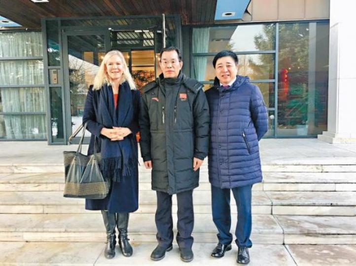 「中國商人」劉瑞宸（右）與前瑞典駐華大使林戴安（左）及中國駐瑞典大使桂從友（中）合照。桂民海女兒Angela Gui稱在會晤中遭人施壓，要求她停止向外發聲以換取父親獲釋。