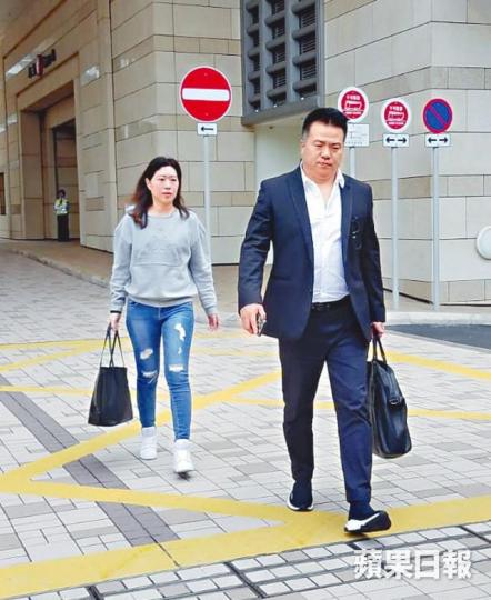 被告鍾靜雯(左)及東怡代表吳文廣(右)離開法院。 被告鍾靜雯(左)及東怡代表吳文廣(右)離開法院。