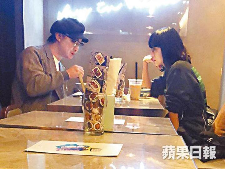 Eason和徐濠縈坐在最邊位置食飯，更獲餐廳特別炮製食物。讀者提供圖片資料圖片
