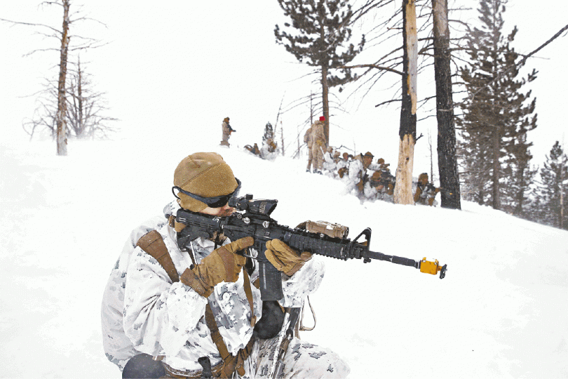 海軍陸戰隊員受訓熟習在冰天雪地作戰。美聯社